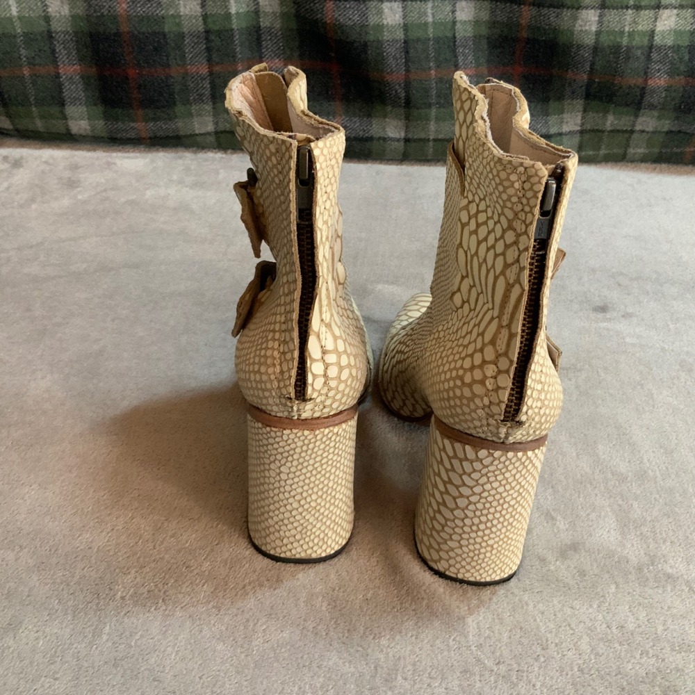 Freebird Joey Snakeskin Leather Buckle Ankle Boots Cream Tan Size 9 - Picture 3 of 9